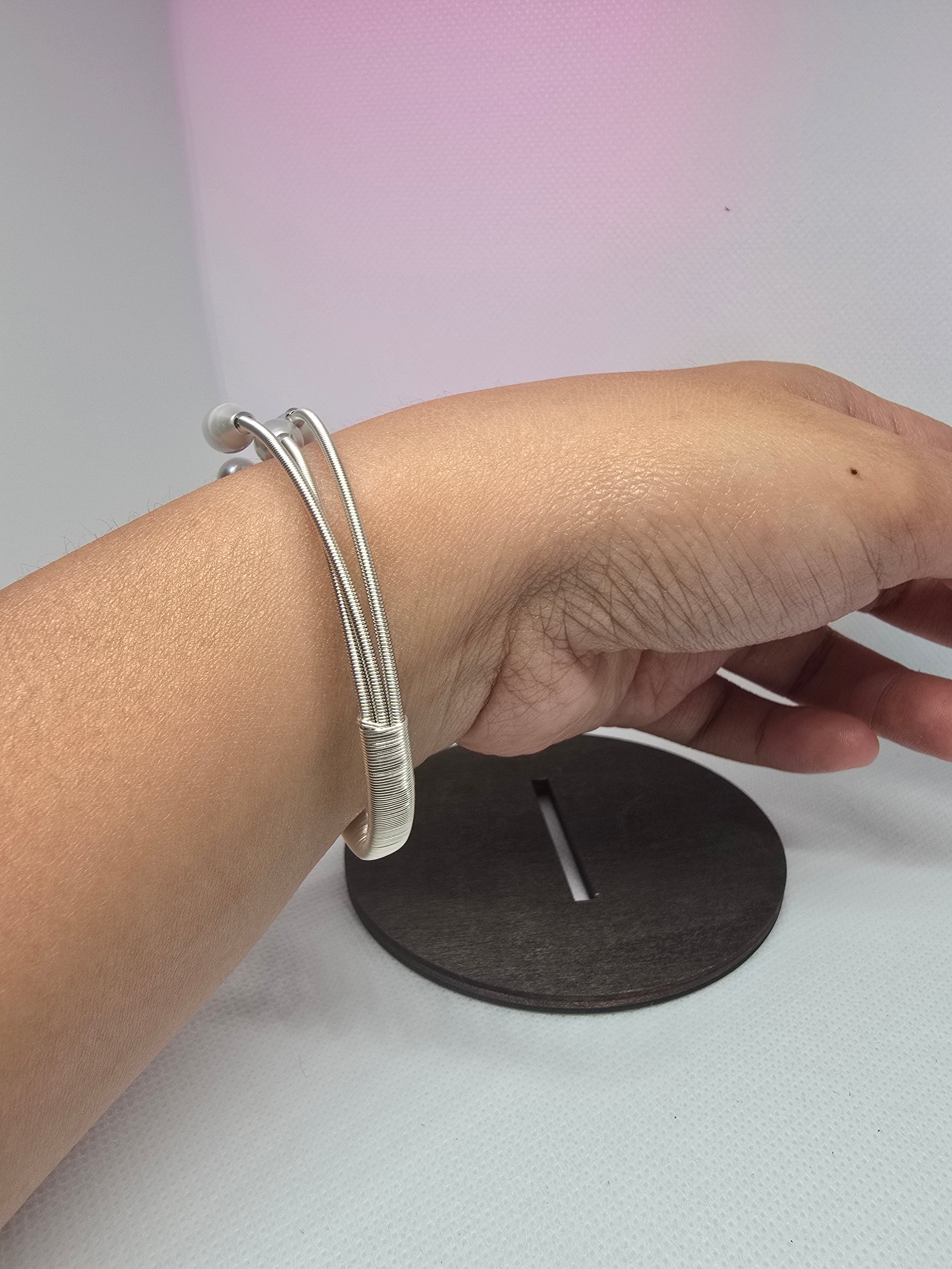 Light Grey Freshwater Pearl Bangle – Silver Wire